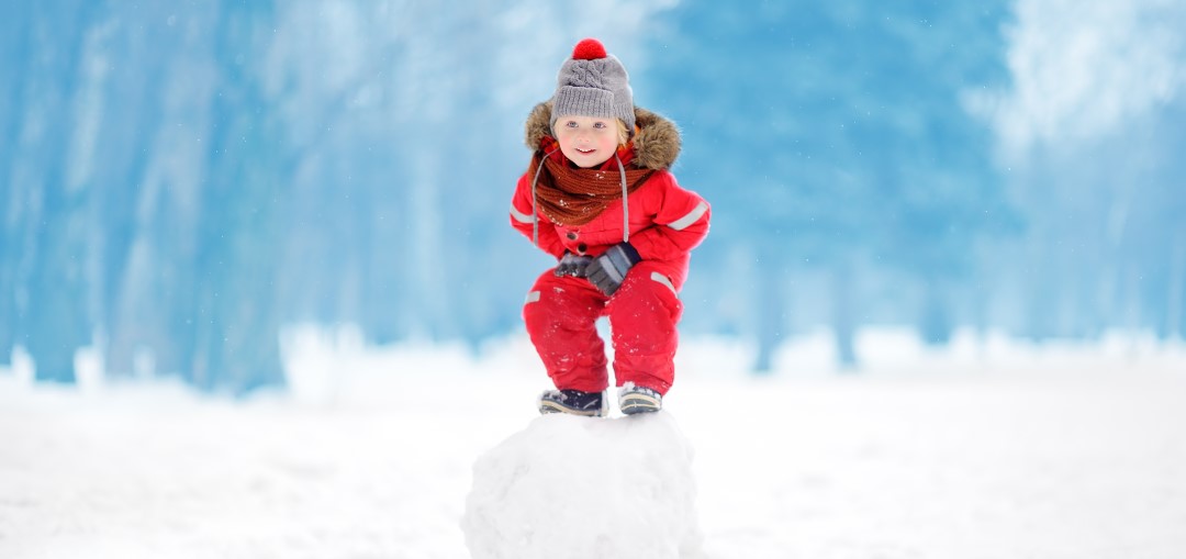 Kuvituskuva lapsi leikkimässä lumessa